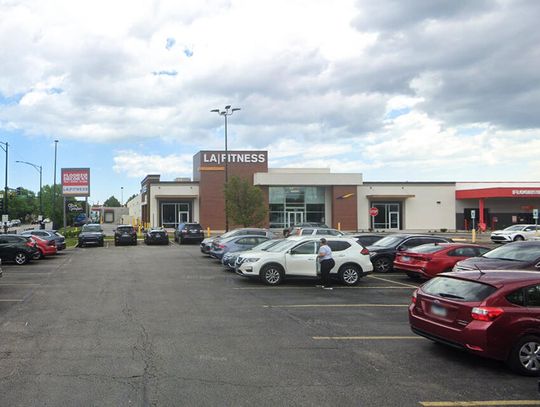 Seria włamań do aut przy siłowni w Irving Park