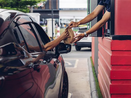 Seria włamań do restauracji, złodzieje wchodzą przez okno drive-thru