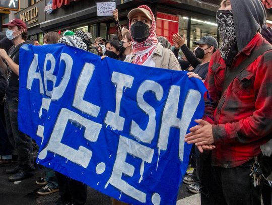 Setki osób demonstrowały w Nowym Jorku przeciwko aresztowaniom imigrantów