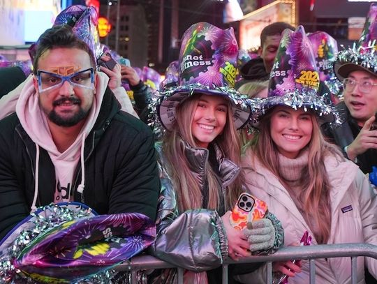 Setki tysięcy osób witały Nowy Rok na nowojorskim Times Square (WIDEO)