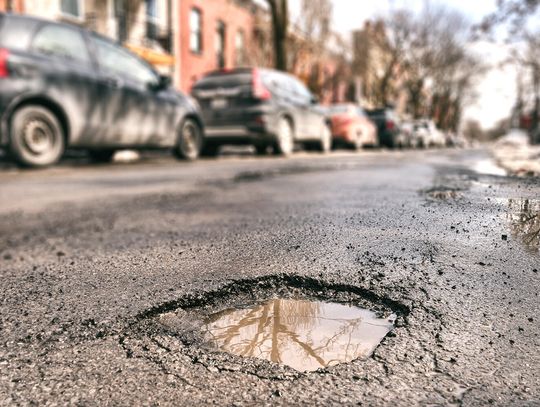 Sezon dziur w jezdniach rozpoczęty. Jak dostać odszkodowanie za zniszczenie pojazdu?