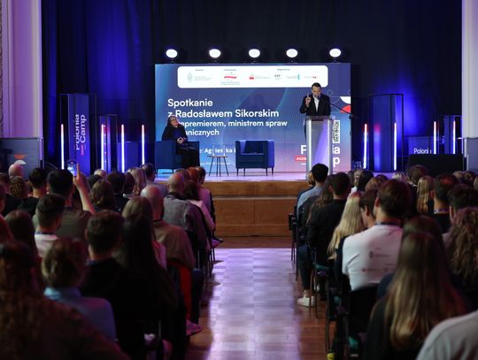 Sikorski do młodzieży polonijnej: wiążąc swoją przyszłość z Polską podejmiecie dobrą decyzję