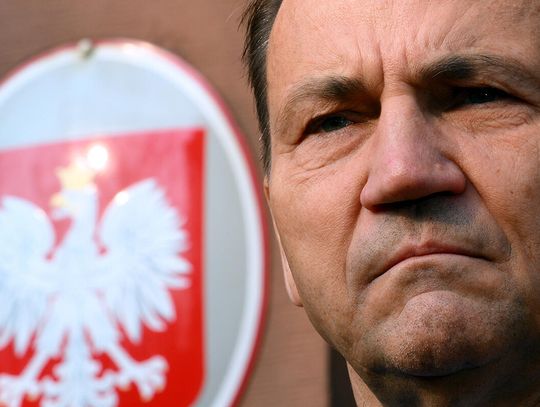 Sikorski o ekshumacjach: znaleźliśmy właściwą formułę, że nie będziemy się targować o zmarłych