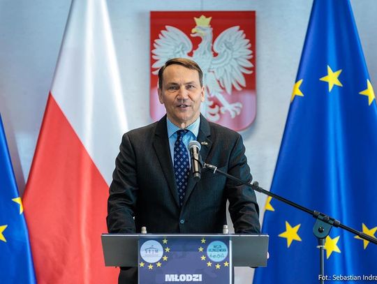 Sikorski w "FT": Ukraina powinna ekshumować Polaków zabitych na Wołyniu niezależnie od wojny