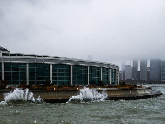 Silny wiatr i wysokie fale na jeziorze Michigan to pozostałości po huraganie Helene