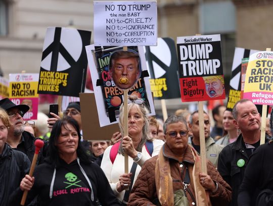 Skandal związany z Epsteinem kładzie się cieniem na wizycie prezydenta Trumpa (WIDEO)