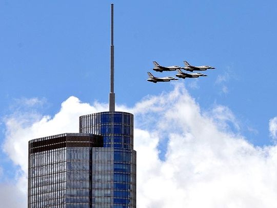 Skoki spadochroniarzy i akrobacje lotnicze w Chicago. Doroczny pokaz Air & Water Show