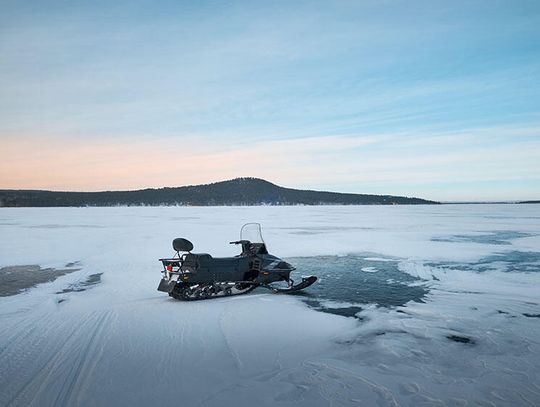 Skutery śnieżne wpadły pod lód, dwie ofiary śmiertelne w Michigan