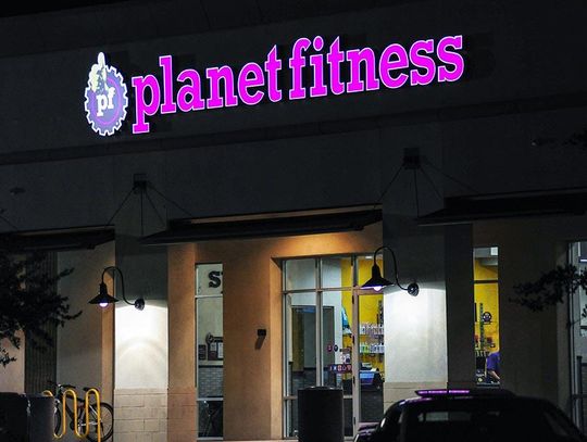 Śmierć w Planet Fitness,  zwłoki leżały 3 dni w łóżku do opalania