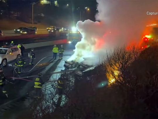 Śmiertelny wypadek na Kennedy Expressway: pięć aut, trzy w ogniu (WIDEO)