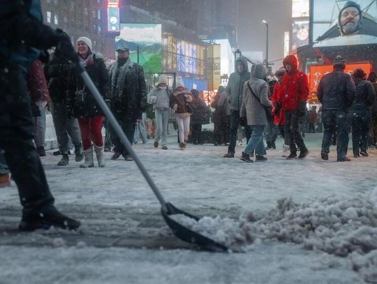 Śnieżyca i oblodzenia w Nowym Jorku, powodzie w Kalifornii