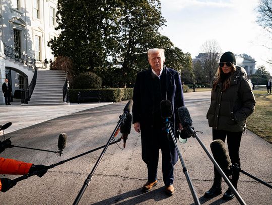Sondaż: lekki spadek poparcia dla Trumpa po jego pierwszych decyzjach