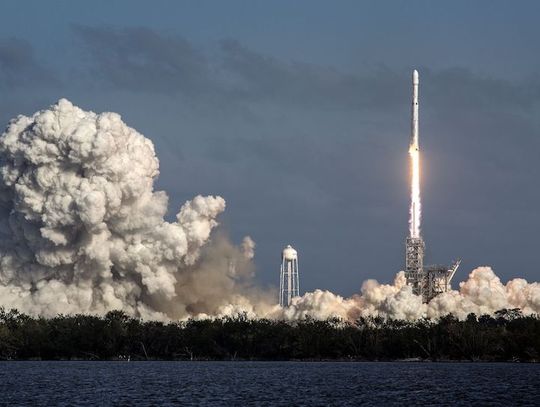 SpaceX wystrzelił rakietę Falcon Heavy z wojskowymi systemami satelitarnymi (WIDEO)