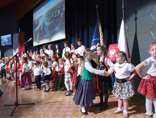 Śpiewanie dla Niepodległej w szkole im. Zbigniewa Herberta