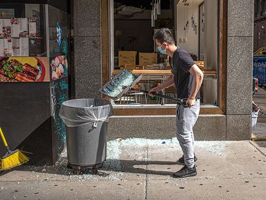 Splądrowane sklepy, zniszczone biznesy. Fala wandalizmu w centrum Chicago