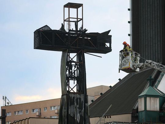 Spłonął krzyż papieski na Mokotowie