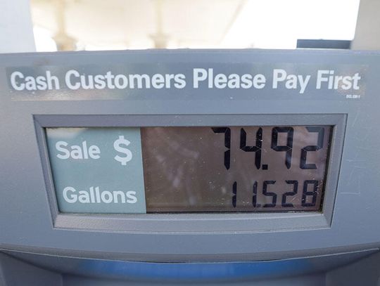 Średnia cena benzyny w USA sięgnęła 4 dol. za galon, w Chicago drożej