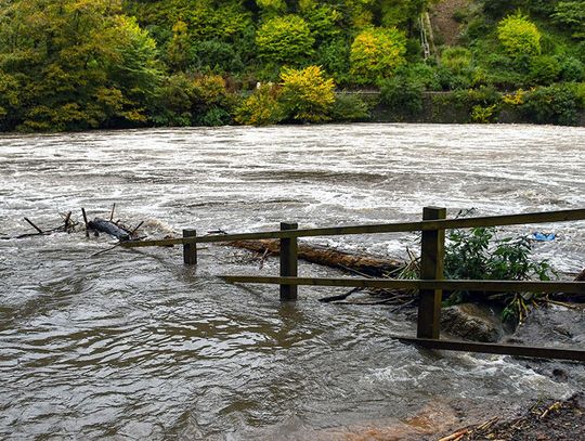 Stan nadzwyczajny w Michigan i ewakuacje po przerwaniu wałów przeciwpowodziowych (WIDEO)