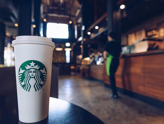 Starbucks zamyka setki sklepów i zwalnia 900 pracowników