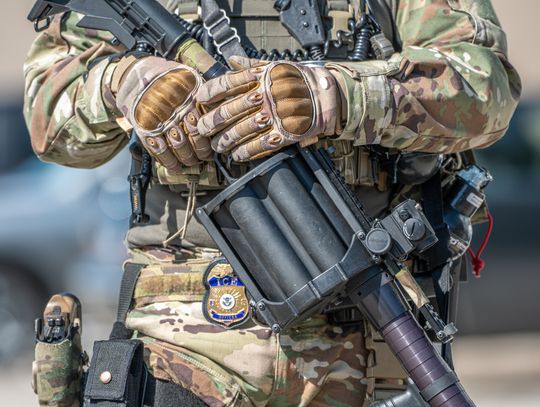 Starcia protestujących z agentami federalnymi podczas operacji antyimigracyjnej w Kalifornii