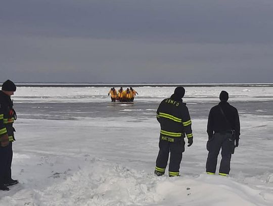 Strażacy uratowali ludzi z kry lodowej na jeziorze Michigan