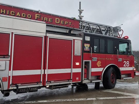 Strażak spadł z dachu podczas gaszenia pożaru na północnym zachodzie Chicago