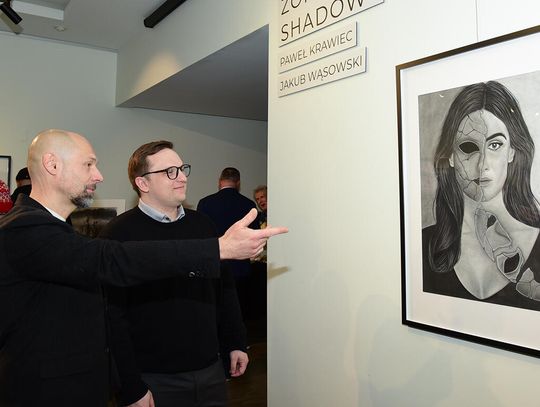 „Strefa cienia”: obrazy ołówkiem i węglem malowane