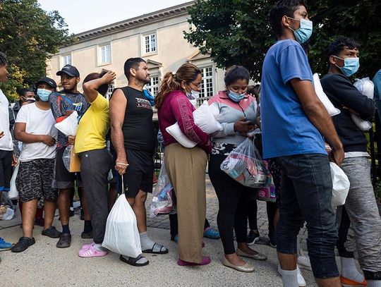 Chicago zmaga się z przyjmowaniem kolejnych autobusów z migrantami