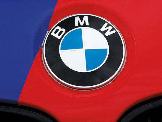 Podczas jazdy próbnej BMW wjechał w dom w Elmhurst