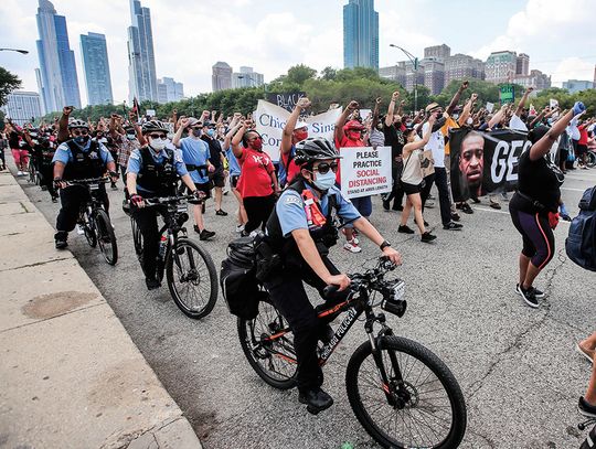 Policjantowi z Chicago grozi zawieszenie za uderzenie pałką prezesa zarządu policji&nbsp;