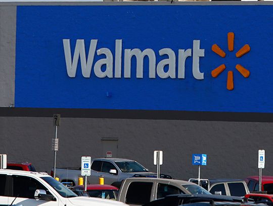 Walmart zamyka trzy sklepy na przedmieściach Chicago