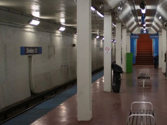 Strzały na stacji kolejki Blue Line na północnym zachodzie Chicago