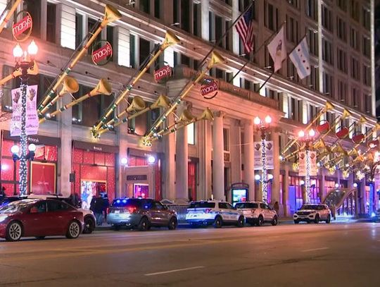 Strzały przed Macy's w centrum Chicago: 19-latka ranna, panika w świątecznym tłumie (WIDEO)