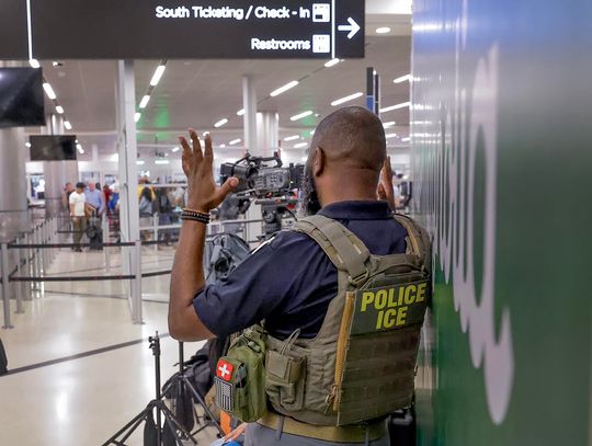 Student Uniwersytetu DePaul oskarżony o oplucie agenta ICE na lotnisku O’Hare