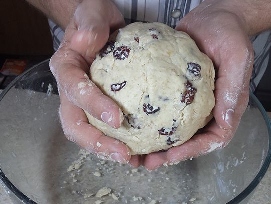 Świat na talerzu Piotra. Scones z suszonymi czereśniami