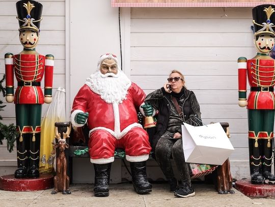 Święty Mikołaj, święty Bazyli, wiedźma Befana. Kto w Europie przynosi dzieciom prezenty?