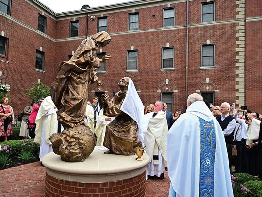 Symbol wiary i zawierzenia: uroczystość odsłonięcia figur Matki Bożej i św. Maksymiliana Marii Kolbego w sanktuarium w Marytown