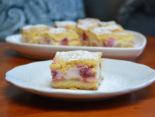 Szarlotka z budyniem i malinami