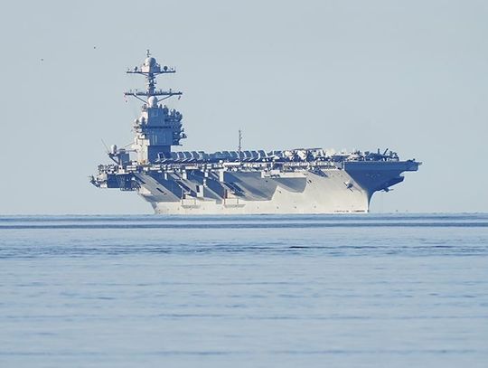 Szef Pentagonu nieoczekiwanie udał się na lotniskowiec USS Gerald Ford na Morzu Śródziemnym; ruch Huti zagroził atakiem na amerykańskie okręty