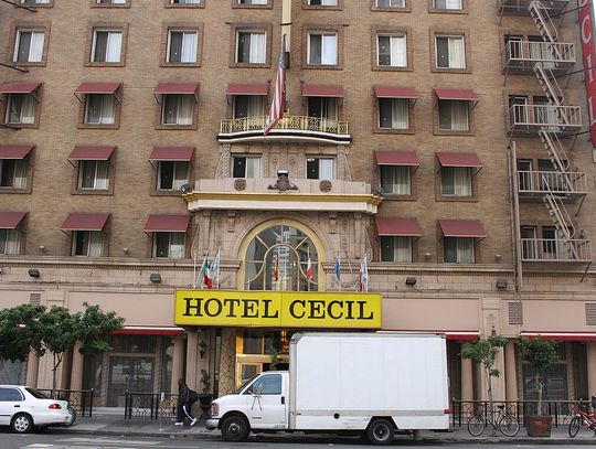 Tajemnicza śmierć w hotelu grozy