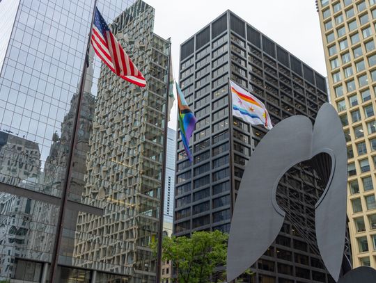 Tęczowa flaga nad Chicago i obchody Miesiąca Dumy (Pride Month) w Wietrznym Mieście