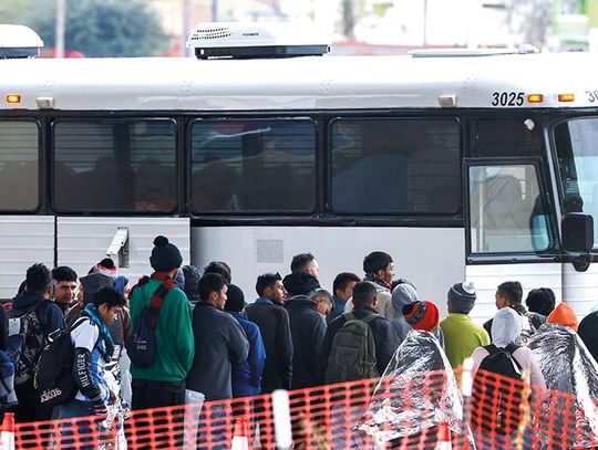 Teksas nadal wysyła migrantów do Illinois, mimo mrozów i błagań PritzkeraPrzedmieścia Chicago dostaną 17 mln dol. na pomoc przybywającym