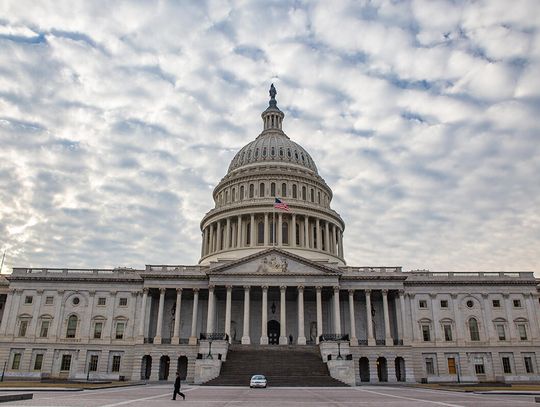 The Hill: Demokraci w Senacie apelują o przywrócenie sankcji na rosyjską ropę