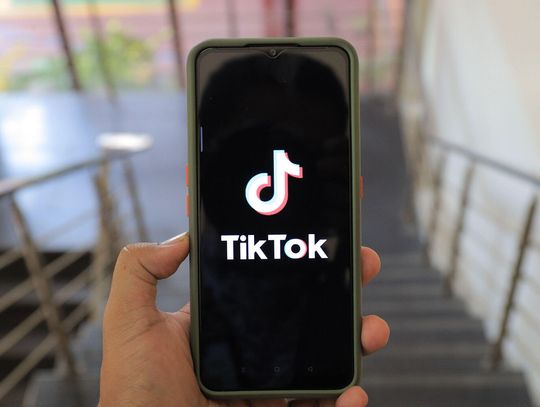TikTok od kuchni – technika, retencja i optymalizacja zasięgu