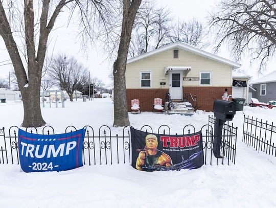 Tłumy i protesty na finiszu kampanii Trumpa przed prawyborami w Iowa