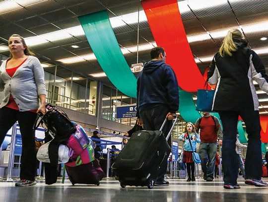 Tłumy na lotnisku mimo zaleceń władz o niepodróżowaniu