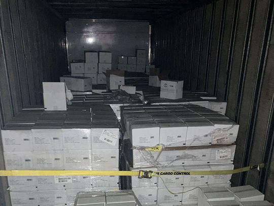 Tony skradzionej kawy w magazynie w Melrose Park