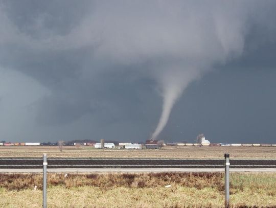 Tornada na południu Illinois i w Indianie, Chicago z ostrzeżeniem przed silnym wiatrem
