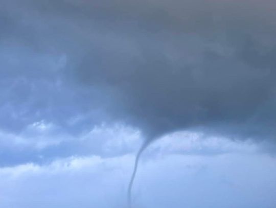 Tornada zrywają dachy, równają z ziemią domy