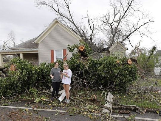 Tornado w powiecie DuPage. Ranni, zniszczenia w Woodridge i Naperville (WIDEO)